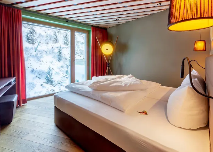 Wohlfuehlhotel Hubertushof Am Arlberg - Ski-In & Ski-Out - Sky Pool